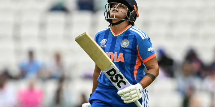 Shafali Verma को ICC की चेतावनी, Zimbabwe के खिलाफ मैच में गेंद फेंकने पर मिला डिमेरिट पॉइंट; जानें पूरा मामला
