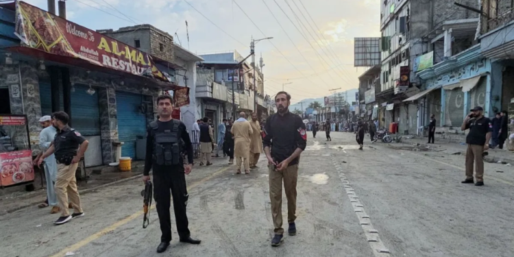 Imran Khan की रिहाई के मार्च के बीच Pakistan में बड़ा फैसला, Khyber Pakhtunkhwa में इमरजेंसी से बढ़ा राजनीतिक टकराव