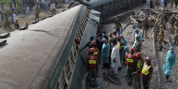 Multan में Rahman Baba Express हादसा: 5 यात्रियों की मौत, 30 घायल; पाकिस्तान की रेल सुरक्षा पर फिर सवाल