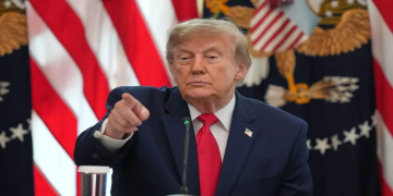 Iran की जवाबी धमकी: Hormuz की सात इंटरनेट केबल काटने की चेतावनी, Trump ने फिर हमले के संकेत दिए
