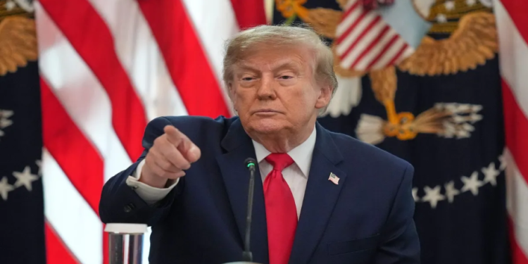 Iran की जवाबी धमकी: Hormuz की सात इंटरनेट केबल काटने की चेतावनी, Trump ने फिर हमले के संकेत दिए