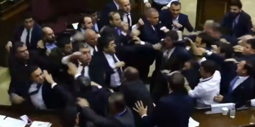 Armenia Parliament में सत्ता पक्ष और विपक्ष के सांसदों में जमकर मारपीट, डिप्टी स्पीकर ने भी फेंकी कुर्सी
