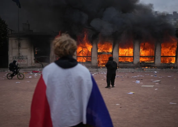 France में प्रदर्शन और कर्फ्यू के बीच भारतीय दूतावास अलर्ट, Macron ने विदेशी नेताओं पर गलत सूचना फैलाने का आरोप लगाया