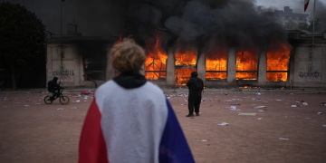 France में प्रदर्शन और कर्फ्यू के बीच भारतीय दूतावास अलर्ट, Macron ने विदेशी नेताओं पर गलत सूचना फैलाने का आरोप लगाया