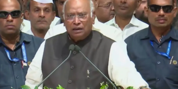 Kharge के बयान पर BJP-Congress में टकराव तेज, Amit Shah से Giriraj Singh तक ने घेरा; माफी और इस्तीफे की मांग