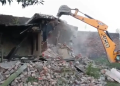 Uttarakhand के Ramnagar में अतिक्रमण हटाने पहुंचा बुलडोजर, घर टूटने की चिंता में 45 वर्षीय Fatma अस्पताल पहुंचीं