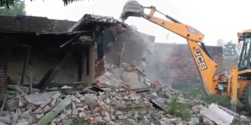 Uttarakhand के Ramnagar में अतिक्रमण हटाने पहुंचा बुलडोजर, घर टूटने की चिंता में 45 वर्षीय Fatma अस्पताल पहुंचीं